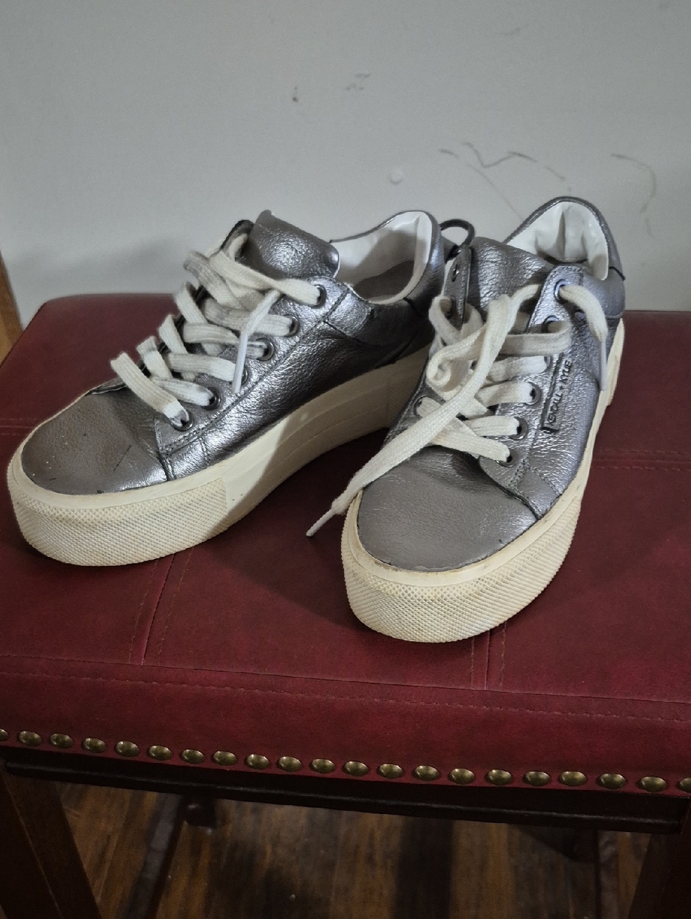 KENDALL AND KYLIE CHROME SNEAKERS Ladies Suze 61/2